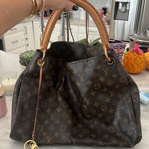 💯 authentic The Artsy MM embodies understated bohemian style.